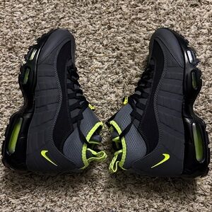 Size - 9.5 Nike Air Max 95 Sneakerboot
Anthracite Volt